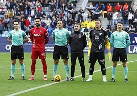 Arcediano Monescillo, en el centro de la imagen junto a su equipo arbitral en el Málaga-Cádiz (0-2) de la pasada campaña en La Rosaleda.