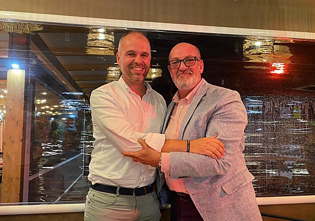 José Carlos Espina y Alberto Camas escenifican el relevo.