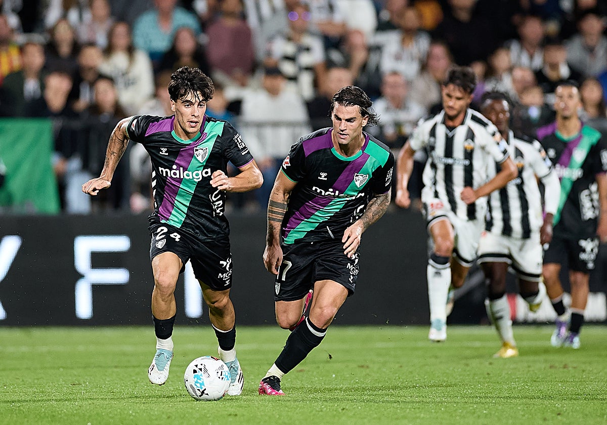 Lobete avanza junto a Jauregi con el balón.