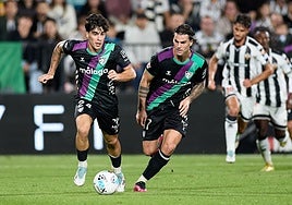 Lobete avanza junto a Jauregi con el balón.