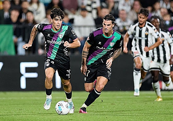 Lobete avanza junto a Jauregi con el balón.