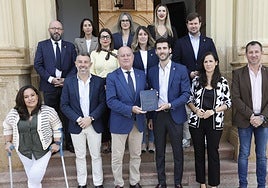 El equipo de gobierno del PP en el Ayuntamiento de Antequera tras presentar su proyecto a los medios de comunicación