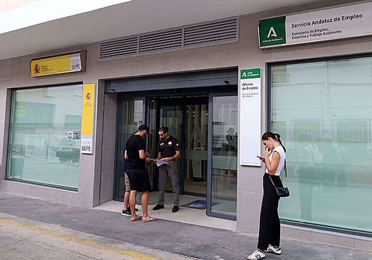 Usuarios entrando a una oficina del SAE.