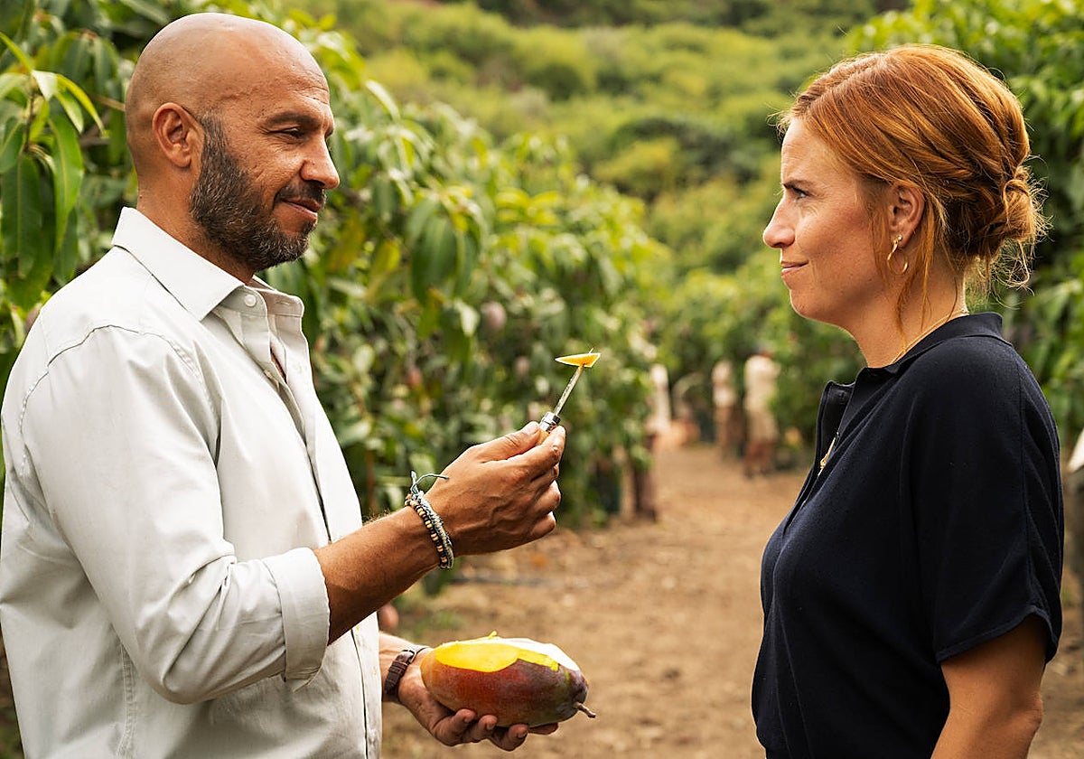 Dar Salim y Josephine Park, con el otro protagonista de la película: el mango.