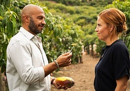 Dar Salim y Josephine Park, con el otro protagonista de la película: el mango.