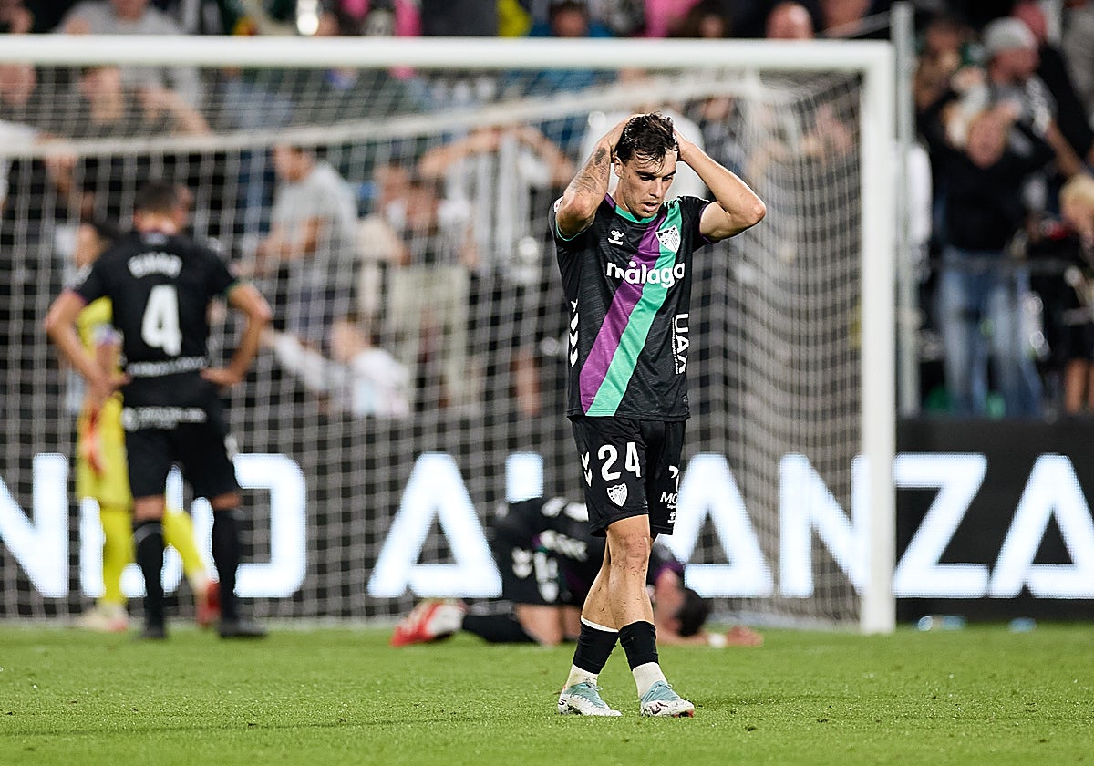 Lobete se lamenta después de que el Málaga encajara el segundo gol en Castellón.