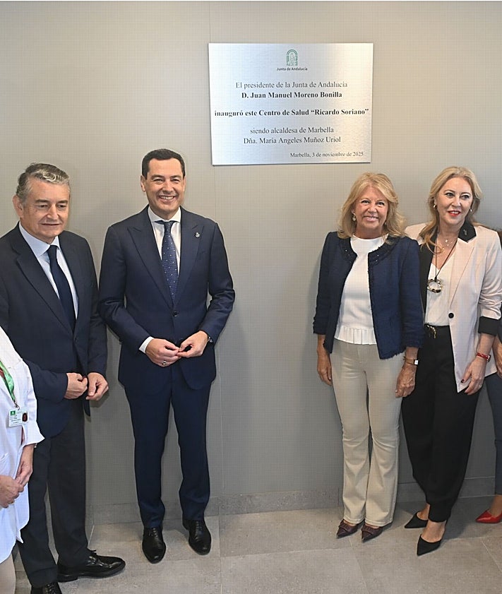 Imagen secundaria 2 - El presidente de la Junta, los consejeros de Sanidad y Economía y la alcaldesa alcaldesa durante la inauguración del nuevo centro de salud Marbella Oeste.
