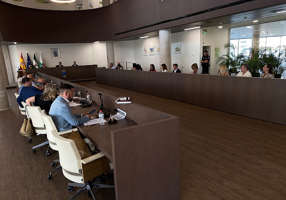 Pleno del mes de septiembre en Estepona, cuando se votó el presupuesto de 2026.