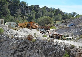 Imagen de los vehículos pesados abandonados en el barranco de Los Colmenarejos
