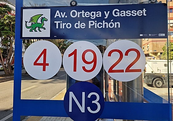 Parada de la EMT representada por un dragón en Tiro de Pichón.