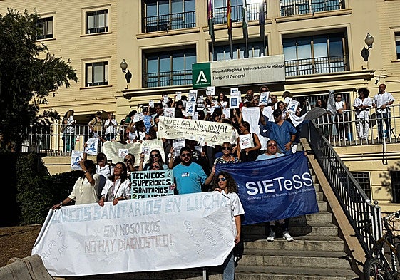 Concentración de protesta celebrada este lunes en el Hospital Regional Universitario de Málaga.