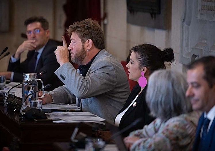El portavoz de Con Málaga, Nico Sguiglia, durante el pasado pleno.