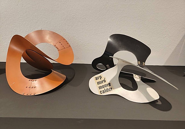 Dos de las piezas de la serie 'Óvulo' con menciones a artistas como Arp, Miró, Moore y Calder.