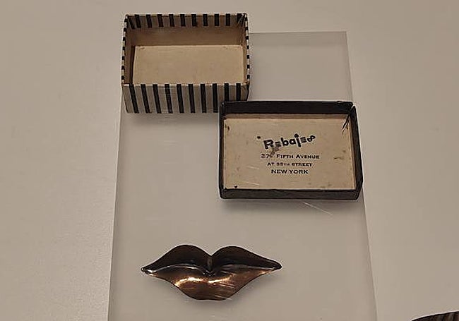 Una de las joyas de cobre de Rebajes con su caja original de la quinta Avenida de Nueva York.