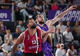 Faverani, con el dorsal 13, en un partido con el Cartagena.