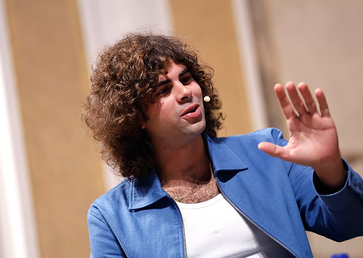 Imagen secundaria 1 - El malagueño Sarria, en el encuentro de Suena SUR con el periodista Alberto Gómez. 