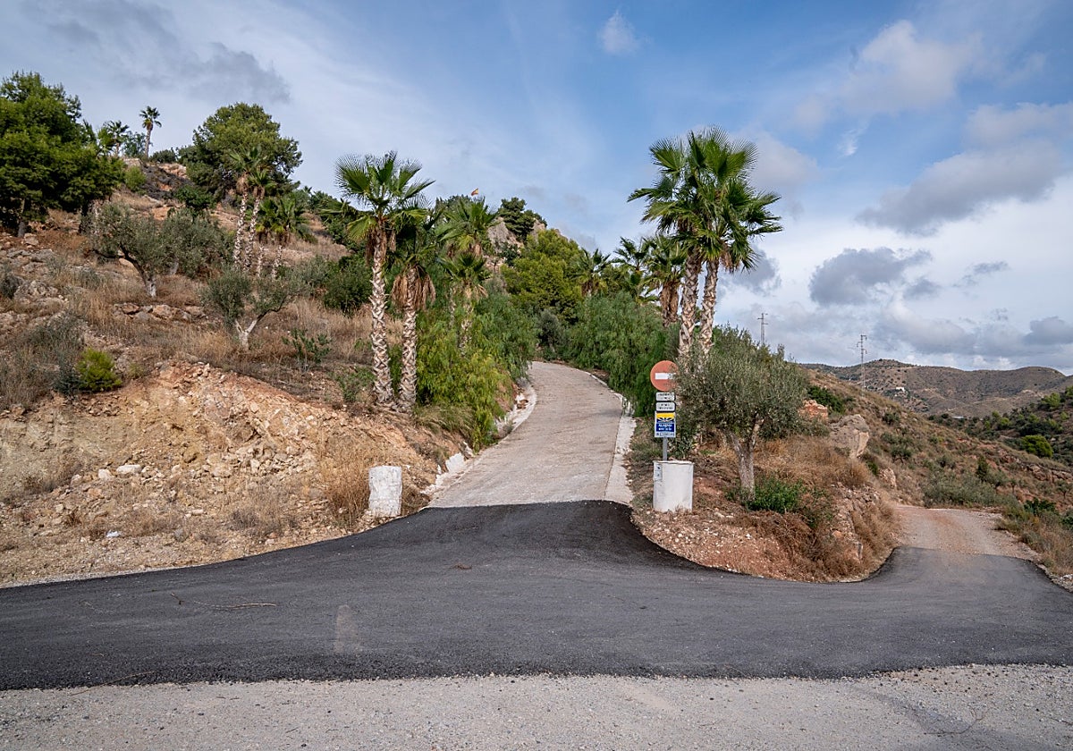 Tramo final del asfaltado investigado, que acaba en el acceso a la vivienda.