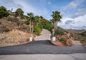 Investigan el posible asfaltado ilegal de un camino que llega a la casa de un empresario