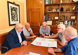 Imagen de la reunión del alcalde veleño y el edil de Urbanismo, con los nuevos dueños del antiguo convento.