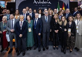 Foto de familia del consejero de Turismo y su equipo con alcaldes, concejales y presidentes de las diputaciones andaluzas
