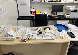 Muestras de sangre en una mesa durante los días de huelga.