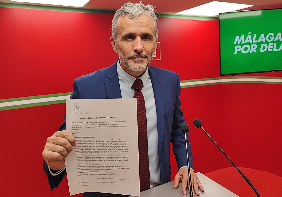 El diputado socialista muestra la petición de vista del expediente.