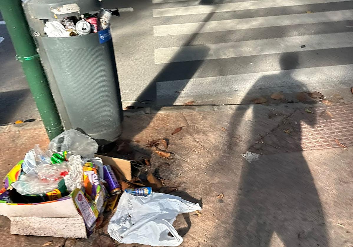 Papeleras a rebosar el pasado fin de semana, además de desperdicios.