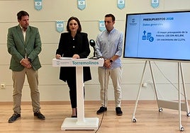 La alcaldesa, con los concejales de Hacienda y Deportes.