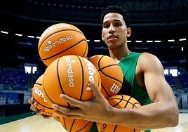 Tyson Pérez posa para SUR al término del entrenamiento de ayer en el Carpena.