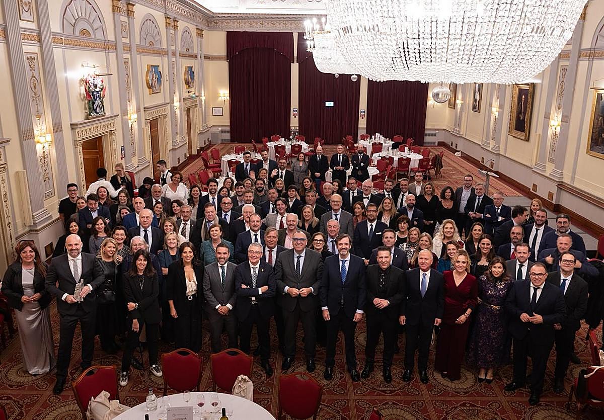 Foto de familia de los invitados a la tradicional cena de SUR en el marco de la WTM