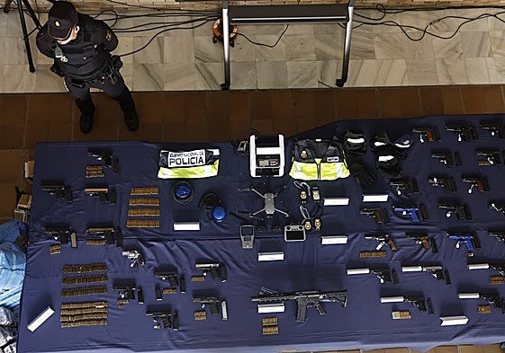 Arsenal de armas intervenido.