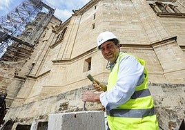 Francisco Aguilera es el cantero que trabaja en las obras del tejado de la Catedral.