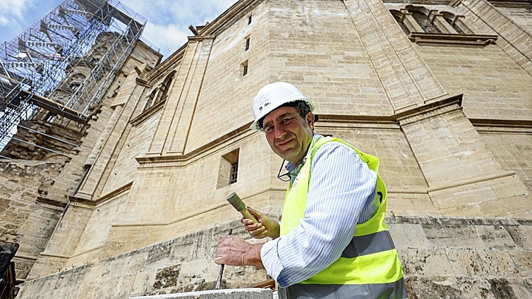Francisco Aguilera es el cantero que trabaja en las obras del tejado de la Catedral.