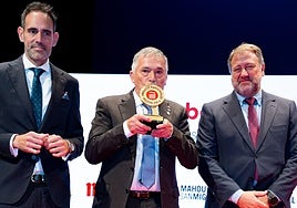 Pepe Cobo recoge el premio junto a Javier Frutos y Rafael Toledo.