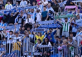 Aficionados cordobeses en La Rosaleda. mezclados con una mayoría malaguista, en abril, en el último derbi.