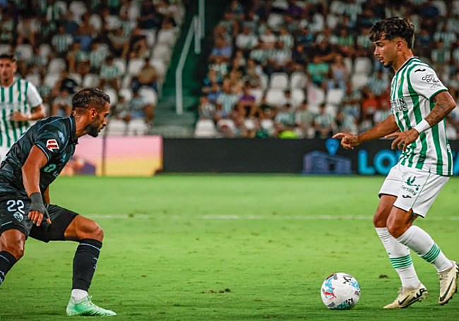 Kevin encara a Mellot, del Castellón.