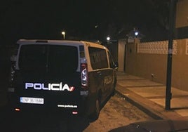 Imagen de una dotación de la Policía Nacional tras el suceso, que dejó una víctima mortal y a otro hombre gravemente herido.