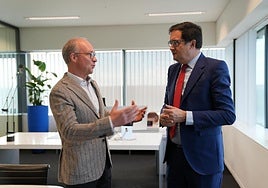 El ministro Óscar López, durante su visita a la sede central de IMEC, ubicada en Lovaina.