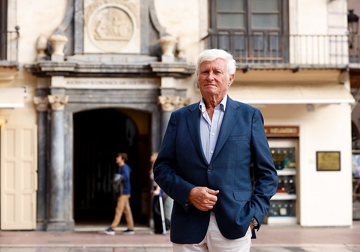 Ramos, ante la Casa del Consulado, sede de la Sociedad Económica de Amigos del País.