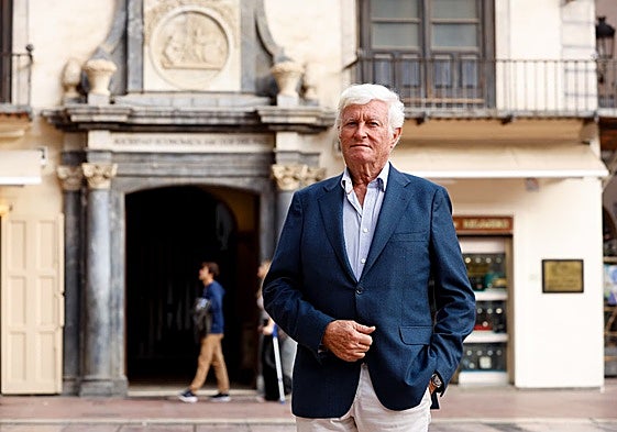 Ramos, ante la Casa del Consulado, sede de la Sociedad Económica de Amigos del País.