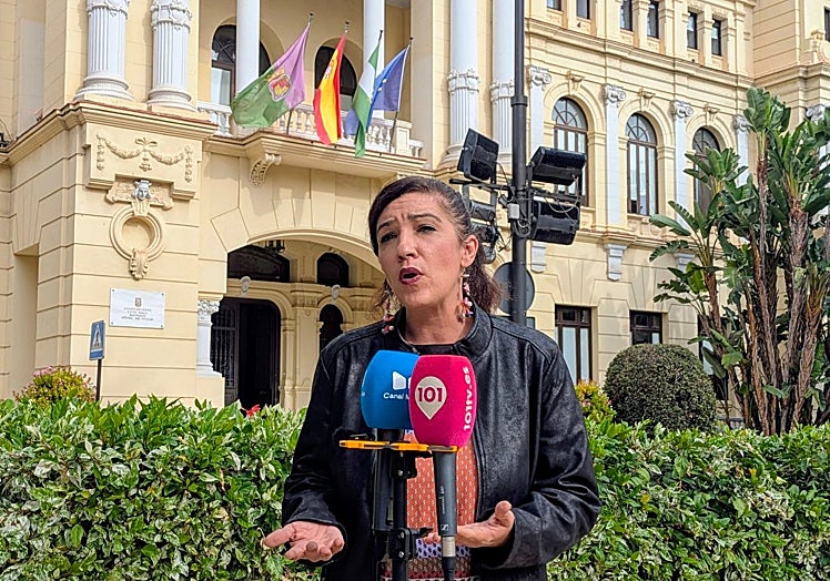 Toni Morillas, esta mañana, durante la rueda de prensa delante del Ayuntamiento de Málaga.