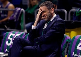 Ibon Navarro, con mirada cómplice en el banquillo antes de un partido.