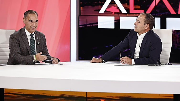 Juan Antonio Lara, alcalde de Benalmádena, y Manolo Castillo, director de SUR, en el plató de 'La Alameda'.