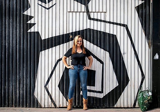 María Agudo, actriz, frente a la fachada de la Cochera cabaret.
