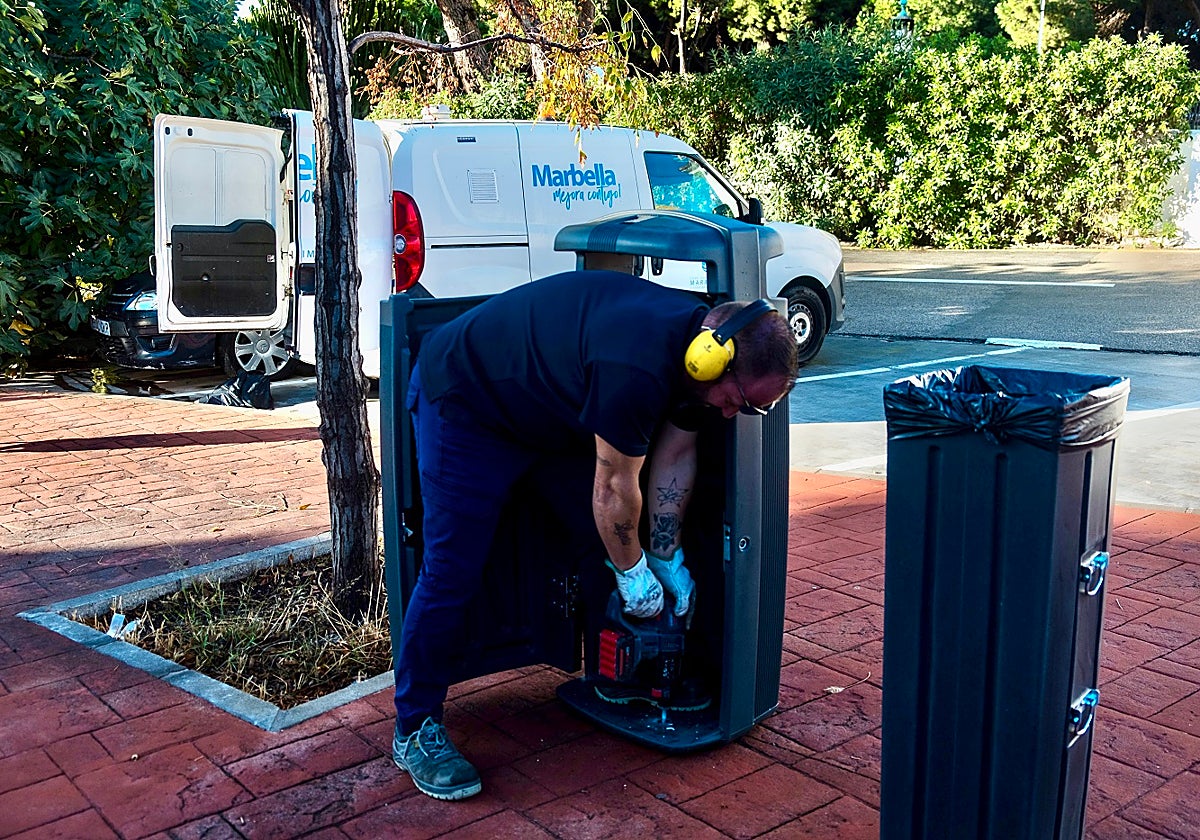Nuevas papeleras instaladas en la calle Jara.