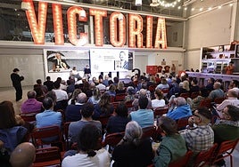 El público llenó el salón para asistir al encuentro con Álex O'Dogherty en el Aula de Cultura de SUR.