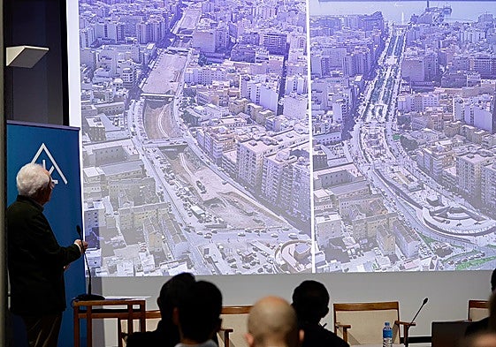 Antonio Góngora muestra el antes y el después de la Rambla de Almería.