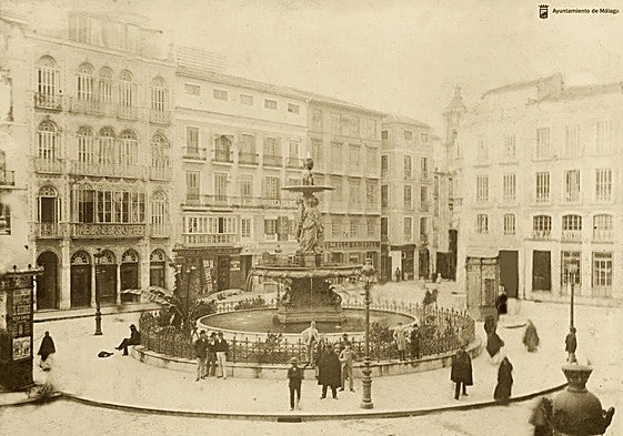 La Fuente de las Tres Gracias, en su emplazamiento original de la plaza de la Constitución