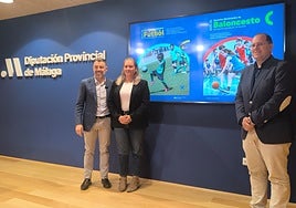 El vicepresidente y diputado de Deportes, Juan Rosas, la responsable federativa de las Escuelas Municipales de Fútbol, Lucía Torres, y el delegado provincial de la Federación Andaluza de Baloncesto, Ricardo Bandrés.