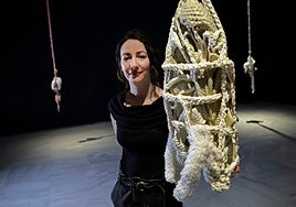 Victoria Maldonado, con una de sus piezas más recientes.